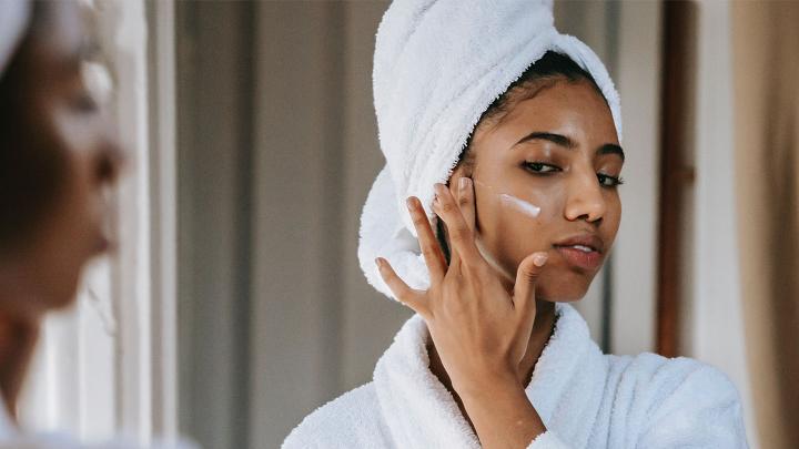 woman applying makeup