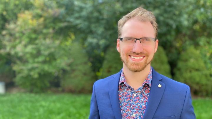 Man in glasses in suit outside